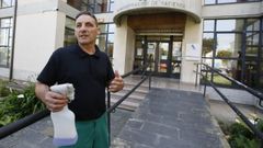 Ricardo Franco Iglesias, delante de la Agencia Tributaria en Foz, uno de los establecimientos p�blicos que limpia