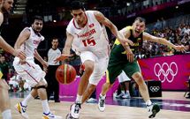 Salah Mejri botando el bal�n por delante de Jasikevicius, en el partido T�nez-Lituania.