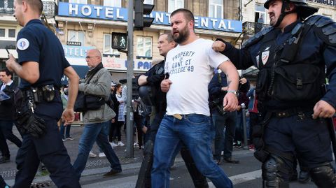 Agentes de la Polica gala llevan detenido a un hombre en Lille, ciudad en la que Rusia se enfrentar a Eslovaquia e Inglaterra a Gales el prximo 16 de junio.