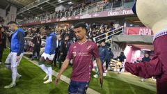 Dalisson de Almeida saltando al campo antes de un partido de Copa del Rey