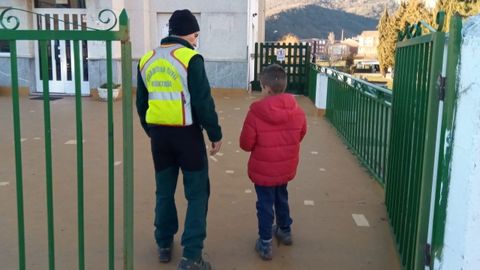 El peque�o extraviado en Le�n, junto a uno de los agentes de la Guardia Civil que particip� en su rescate