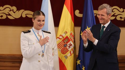 La princesa Leonor tras recibir la Medalla de Galicia 2025, junto al presidente de la Xunta, Alfonso Rueda.