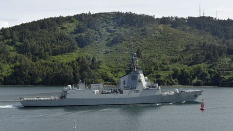 La fragata �lvaro de Baz�n sale de la r�a de Ferrol.