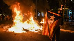 Varias personas queman contenedores tras la manifestaci�n por la Diada de Catalu�a.