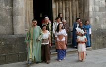 Patrocinadores y miembros del gobierno local posaron con trajes medievales en la presentaci�n. 