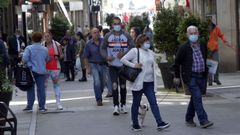Gente paseando por Ribeira