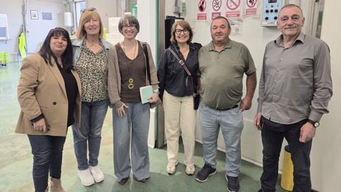 La representante auton&oacute;mica (tercera por la izquierda), con representantes del p&oacute;sito en la lonja de Lira.