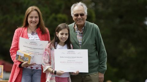 Jes�s Garrido Su�rez, cofundador del suplemento educativo La Voz de la Escuela, entreg� el primer premio Mejor Periodista Infantil en la modalidad de 3�, 4�, 5� y 6� de Primaria e Educaci�n Especial a Mar�a Franco V�zquez, del colegio Santo Domingo, de A Coru�a, y a su profesora Sonia Berm�dez Berea