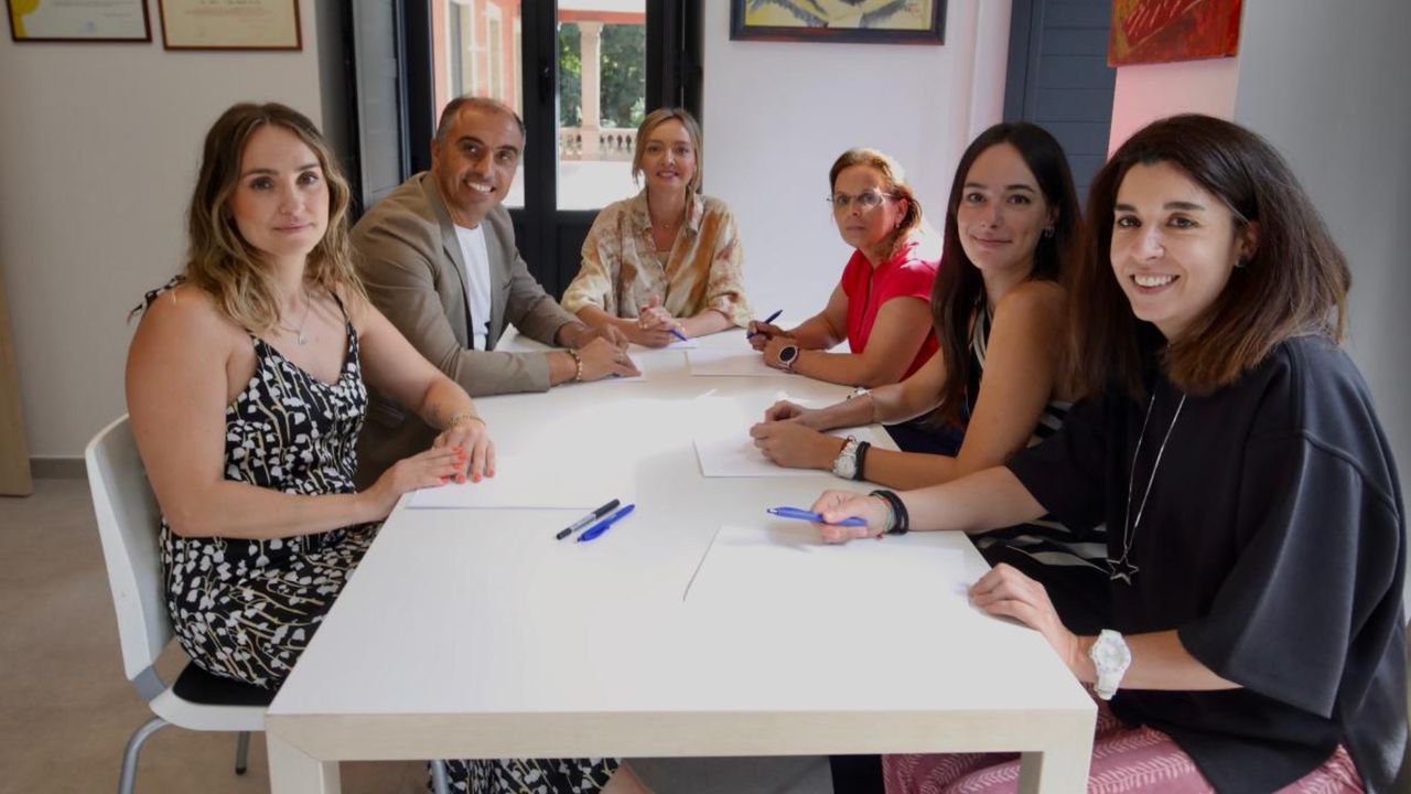 Política Social firma en Poio el protocolo frente a la violencia laboral en el Servizo de Axuda no Fogar