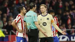 Frenkie De Jong hablando con el colegiado Mart�nez Munuera durante el encuentro entre el Atl�tico de Madrid y el Barcelona