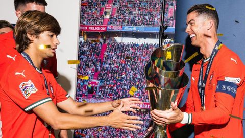 Cristiano Ronaldo le cede a Rodrigo Mora el trofeo de la Liga de Naciones conquistado por Portugal