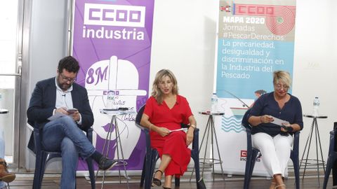 Yolanda D�az, en el centro y de rojo, en el acto de Comisiones Obreras celebrado en Vigo.