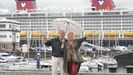 Dos cruceristas del buque Disney Dream, ayer bajo la lluvia en el paseo de la Marina