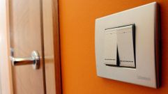Encender la luz sale más caro este 2024 que a finales del año pasado; en la foto, de archivo, un interruptor en una vivienda