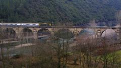 Fotografia de archivo de un tren de viajeros cruzando un puente sobre el r�o Sil en Rairos (Quiroga)