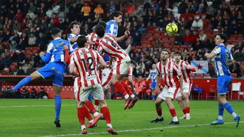 Barcia, segundo por la izquierda, en el momento de cabecear el gol del empate en Gij&oacute;n