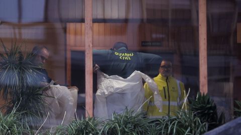 Operativo de limpieza y retirada del cad�ver del hombre con di�genes que apareci� muerto en un piso de Oleiros