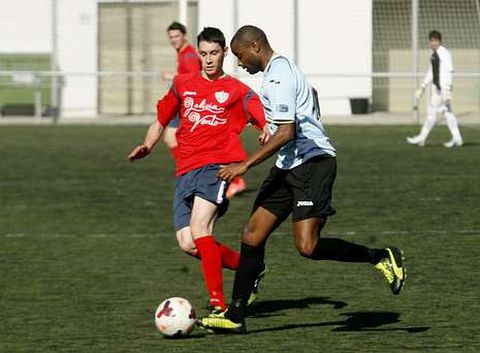 Los futbolistas de la SD Chantada y del Riveira apostaron por el juego defensivo.