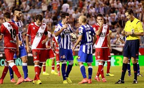 Laure dialoga con Isaac Cuenca antes de que este lanzase el penalti que supuso el empate frente al Rayo. 