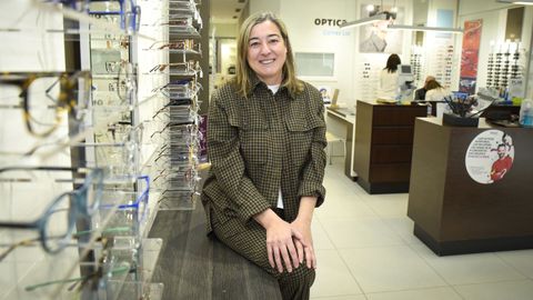 La óptica optometrista Mónica Gómez Lor, en su local de Pontevedra