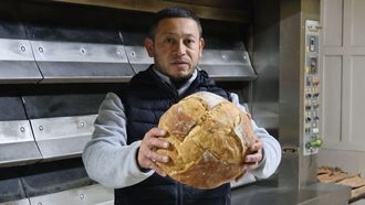 Ariel, el jueves, recin llegado a la tahona despus de una dura jornada de reparto, debido a la lluvia