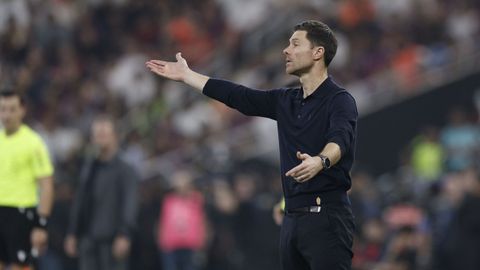 Xabi Alonso dando indicaciones durante la final de la Supercopa de Espa&ntilde;a