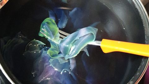 Agua azul tras la cocci�n de lombarda en Murcia