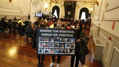 Familiares del Villa de Pitanxo, en el pleno de Pontevedra celebrado esta ma�ana