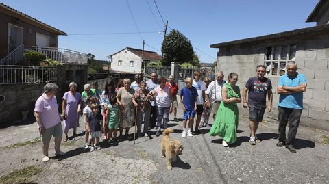 Vecinos de Xeve en A Cascada, la aldea en la que la construcción de la A-57 implicará derribar siete casas.