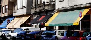 La calle Alexandre B�veda concentra un buen n�mero de comercios que protegen sus escaparates con toldos extensibles.
