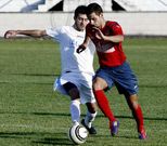 Rodri, a la derecha, conduce el bal�n en los Escolapios.