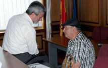 Severino Rodr�guez charla con uno de los asistentes a la reuni�n de ayer. 