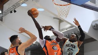 Ilimane Diop intenta una canasta ante el Palmer.