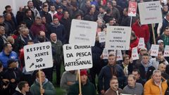 Con pancartas que expresan c�mo se siente la bajura, pescadores de distintos puertos se concentraron en la lonja de Cambados el 12 de enero del 2026.