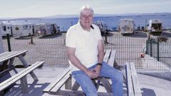 Luis P�rez Paz en su aparcamiento para autocaravanas junto a la playa da Corna, en Palmeira. 