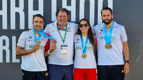 Tono Campos (esquerda), xunto ao seu adestrador, Tania lvarez e Diego Romero no ltimo Mundial de Maratn.