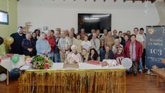 Los vecinos se sumaron a la celebraci�n en la que no faltaron canciones ni bailes