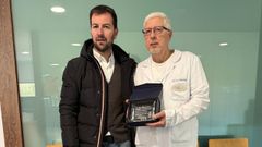 El mdico del centro de salud de Paderne, Juan Snchez (derecha), con el alcalde de la localidad, Sergio Platas