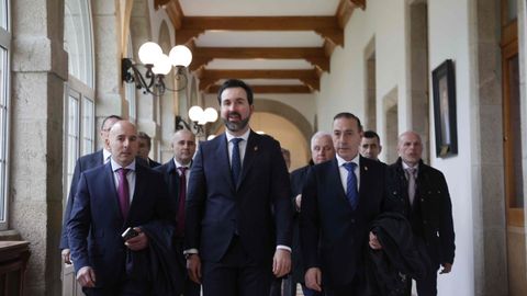 Los diputados populares, con Ameijide en el centro, llegando al pleno.