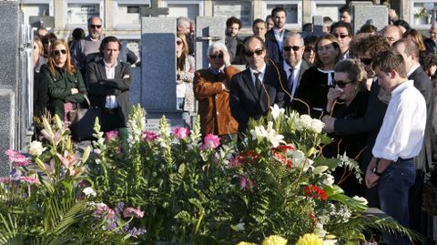 Decenas de ramos y coronas cubren ya el lugar donde descansa Francisco Cacharro Pardo
