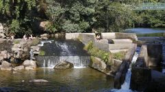 El r�o L�rez baja con poca agua a la altura de la presa de la estaci�n de bombeo de Monte Porreiro