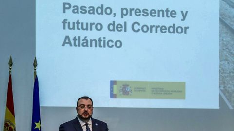 El presidente del Principado de Asturias, Adri�n Barb�n , durante su intervenci�n en el acto de presentaci�n del Corredor Atl�ntico este lunes en Gij�n al que han asistido representantes Asturias, Castilla y Le�n, Extremadura, Canarias, Galicia, Pa�s Vasco, Navarra, Cantabria y Castilla-La Mancha y dirigentes empresariales y sindicales.