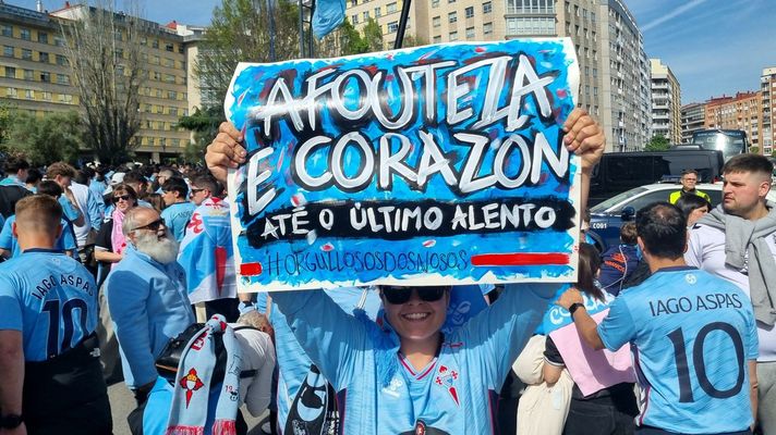 Una aficionada del Celta, tras el recibimiento al equipo antes de medirse al Friburgo en Bala�dos.