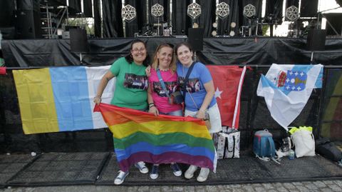 De izquierda a derecha, Guillermina, Sandra y Gabriela este mircoles, frente al escenario en el que cuatro horas despus actuaran las Tanxugueiras