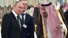 Vladimir Putin charla con el rey saudi en la recepci�n oficial en el palacio de Riad