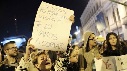 Grupos de manifestantes expresan su apoyo en las calles de San Jos�, capital de Costa Rica, a las mujeres que se atrevieron a denunciar al expresidente del pa�s