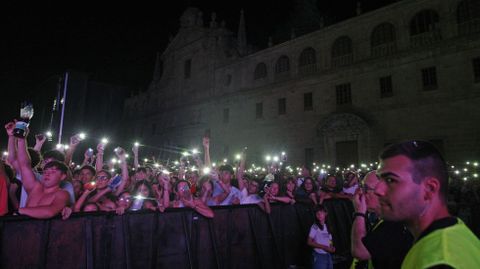 Público en las primeras filas de la verbena con la orquesta Panorama en la segunda noche de las fiestas de agosto de Monforte