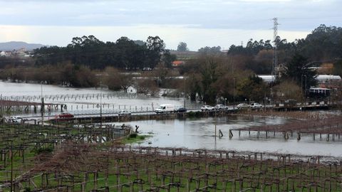 El r�o Umia desbordado a su paso por Cabanelas