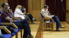 Telmo Ucha, a la derecha, en el pleno en el que tom� posesi�n como concejal