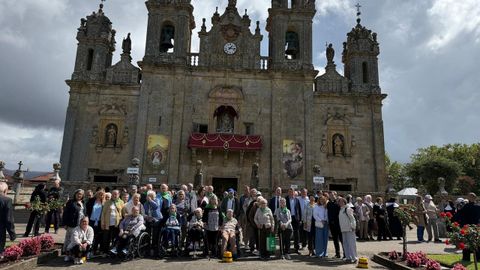 Usuarios de la residencia Nuestra señora de la Esperanza con el director xeral del Maior, Antón Acebedo, y el presidente de la Fundación San Rosendo, José Luis Gavela